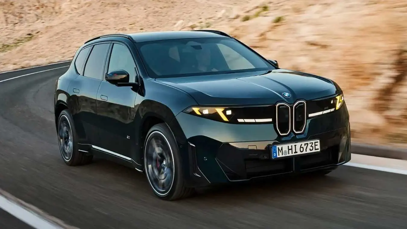 خودرو برقی بی‌ام‌و iX3 M60 (BMW iX3 M60) در حال حرکت در جاده