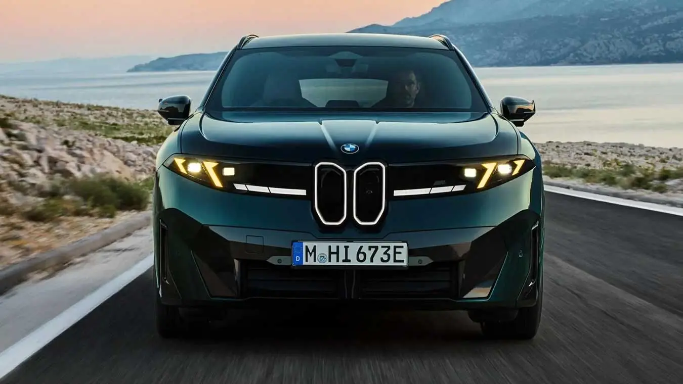 خودرو برقی بی‌ام‌و (BMW) iX3 M60 در حال حرکت در جاده ساحلی