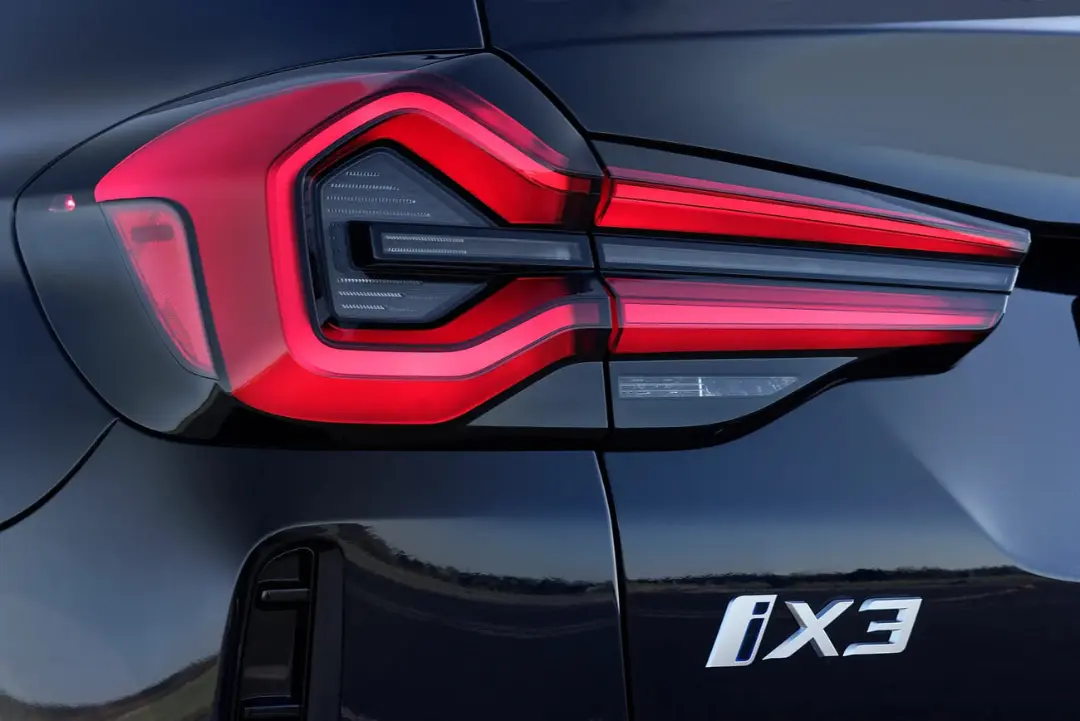 چراغ عقب و نشان مدل iX3 (BMW iX3) روی بدنه خودرو