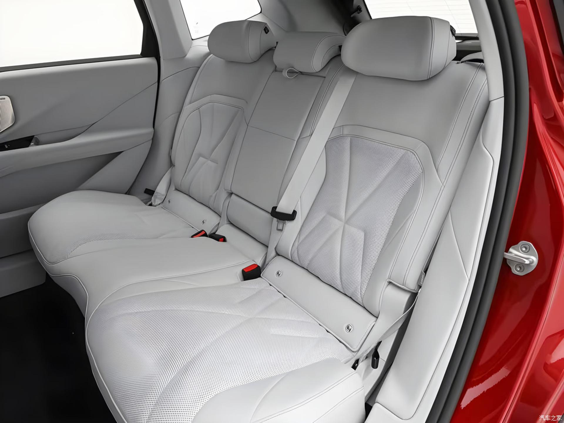صندلی‌های چرمی سفید رنگ بخش عقب خودروی بی‌ام‌و (BMW) iX3
