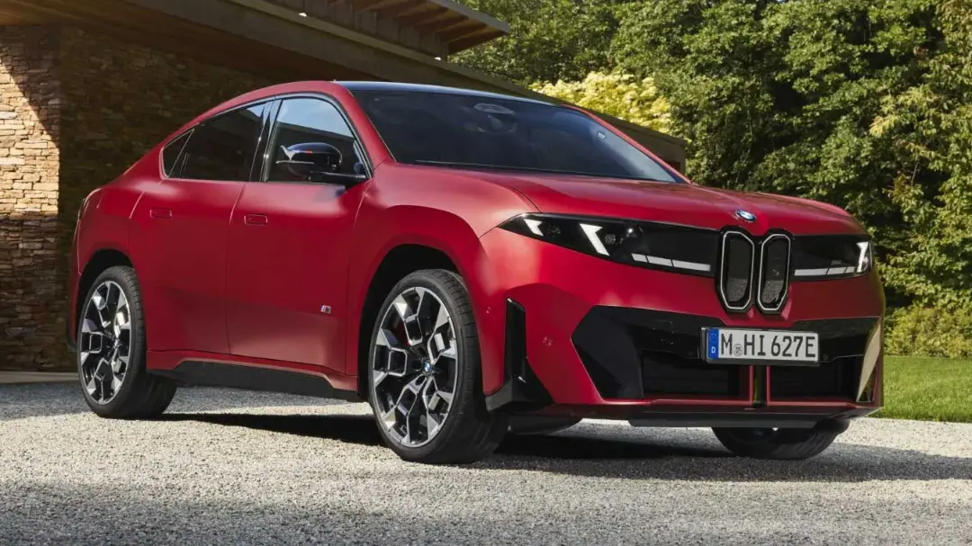 شاسی‌بلند کوپه برقی بی‌ام‌و (BMW iX4) با رنگ قرمز در فضای باز