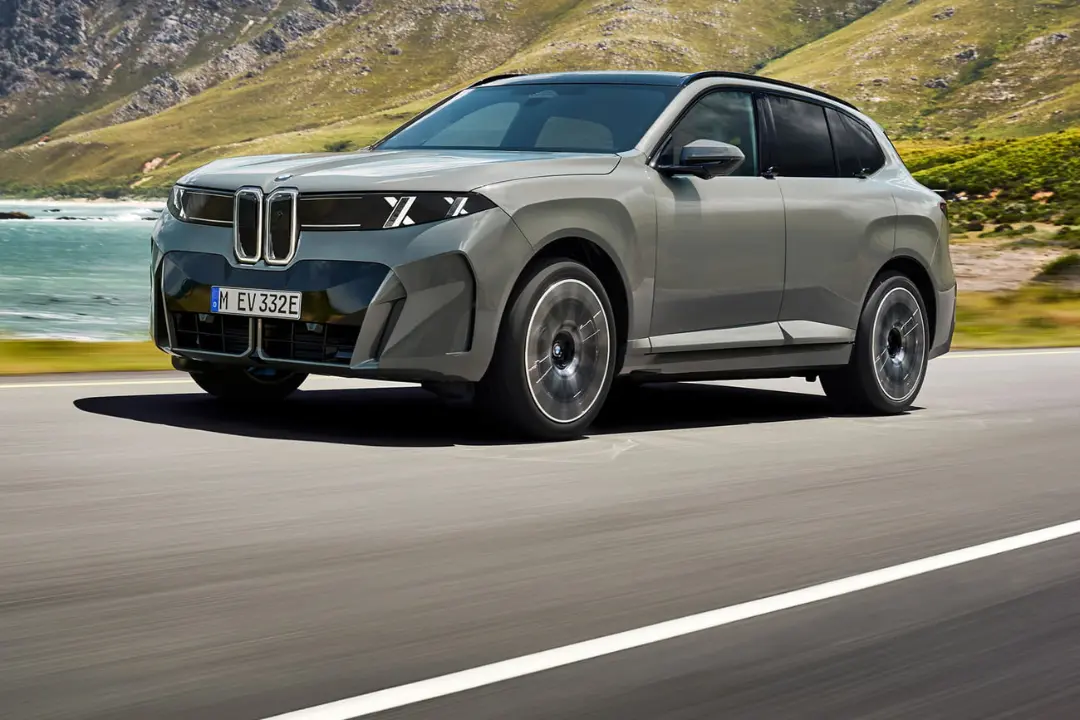 خودروی الکتریکی بی‌ام‌و iX5 (BMW iX5) در حال حرکت در جاده ساحلی