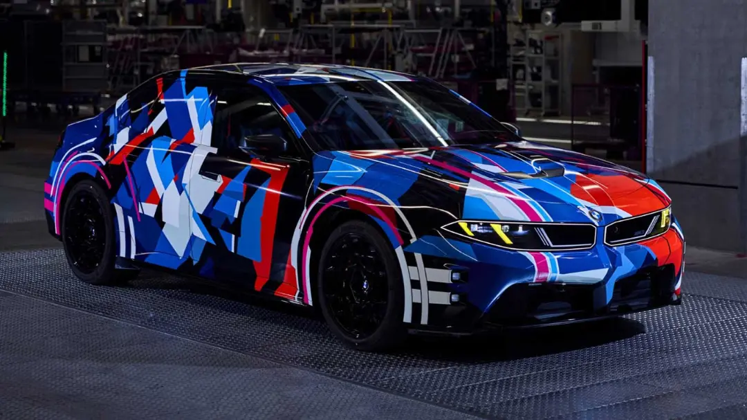 خودروی بی‌ام‌و M (BMW M) با پوشش گرافیکی رنگی در خط تولید