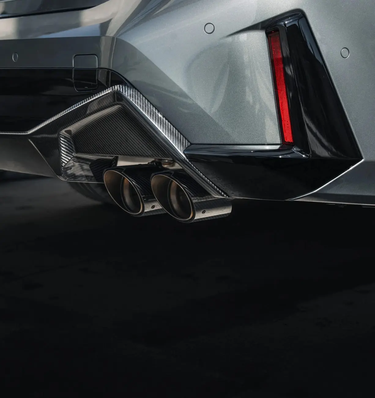 دیفیوزر فیبرکربن (Carbon Fiber) و اگزوزهای دوگانه در بدنه بی‌ام‌و سری ۳