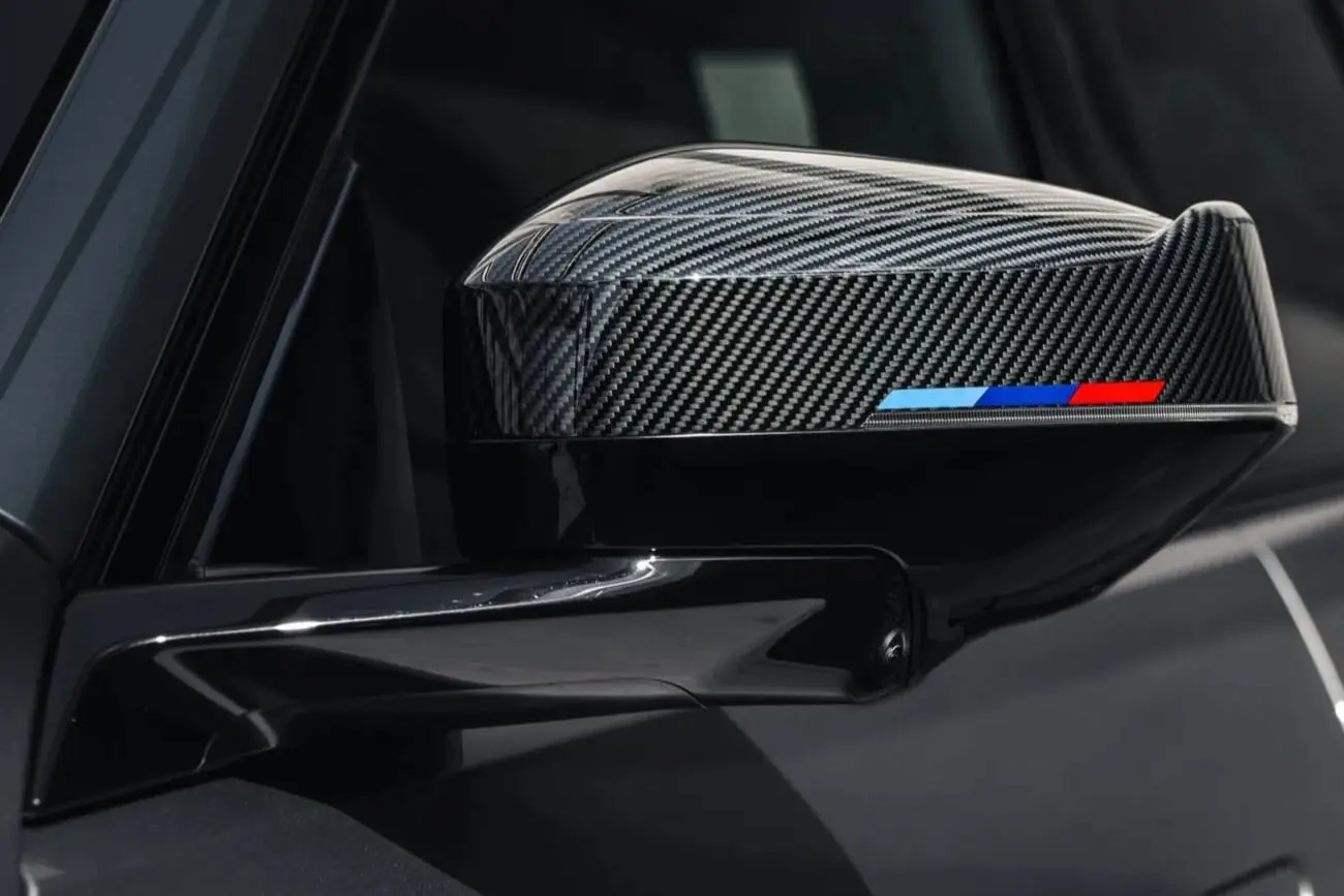آینه جانبی با پوشش فیبرکربن (Carbon Fiber) و نشان رنگی M