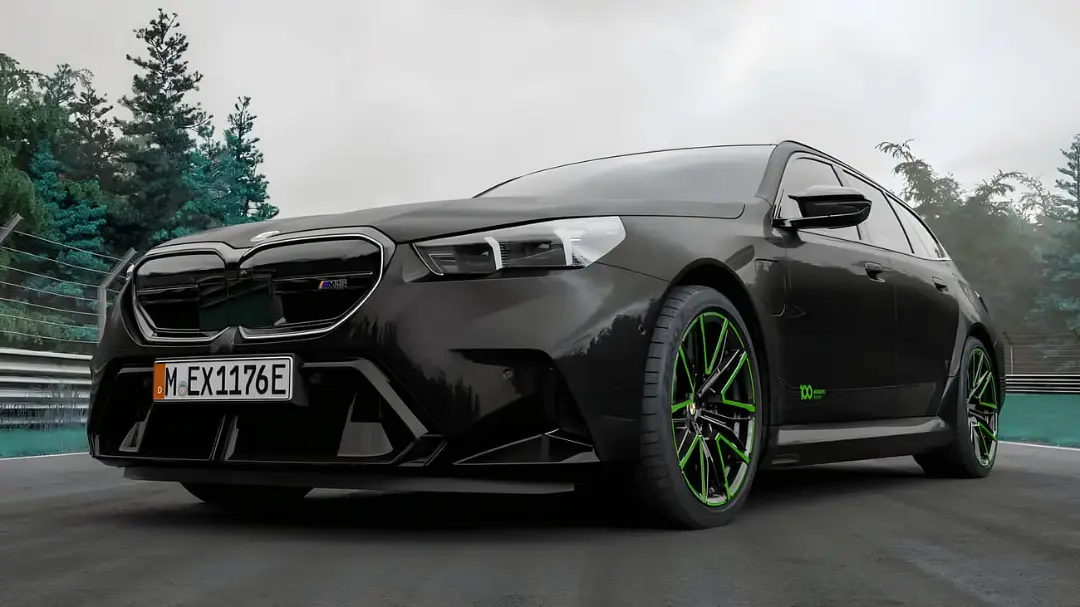 خودروی سیاه بی‌ام‌و (BMW) با رینگ‌های سبز در پیست مسابقه