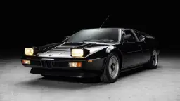 خودرو اسپرت بی‌ام‌و M1 (BMW M1) با رنگ مشکی و چراغ‌های روشن