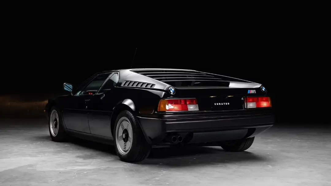 خودرو اسپرت کلاسیک بی‌ام‌و ام یک (BMW M1) در فضای استودیویی