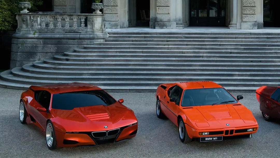 خودروهای بی‌ام‌و ام یک (BMW M1) نسل‌های قدیمی و مدرن در مقابل پله‌های یک عمارت