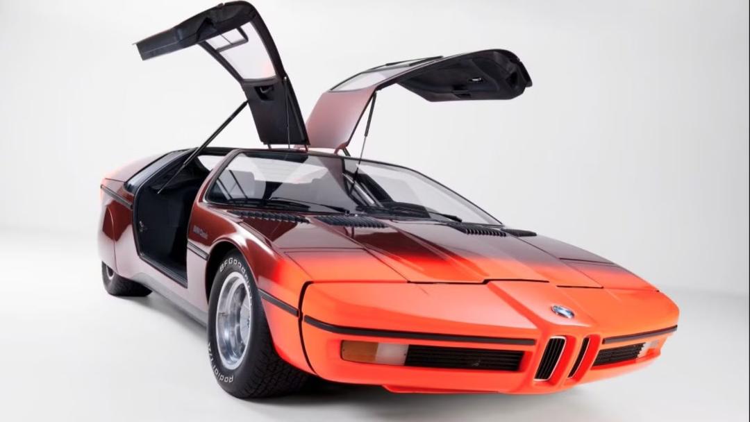 خودرو مفهومی بی‌ام‌و M1 (BMW M1) هوماژ با درهای بال‌پرنده و رنگ گرادینت نارنجی