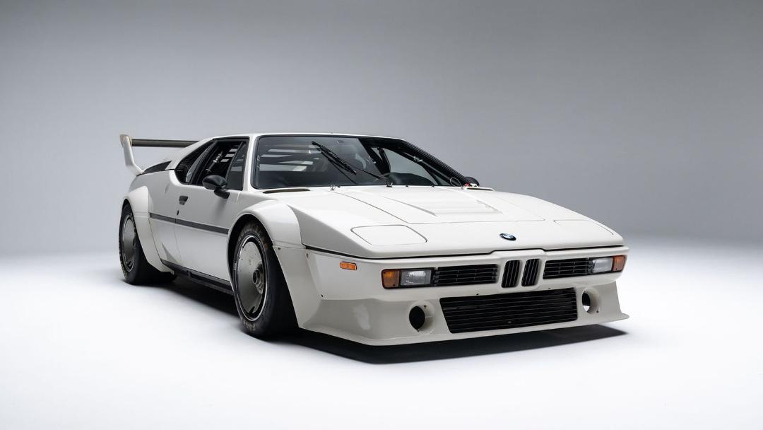 خودروی مسابقه‌ای بی‌ام‌و M1 (BMW M1) سفید رنگ در استودیو