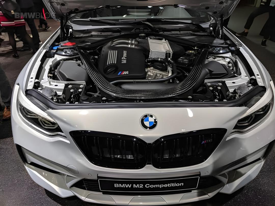موتور خودروی بی‌ام‌و M2 کامپتیشن (BMW M2 Competition) با کاور کربن