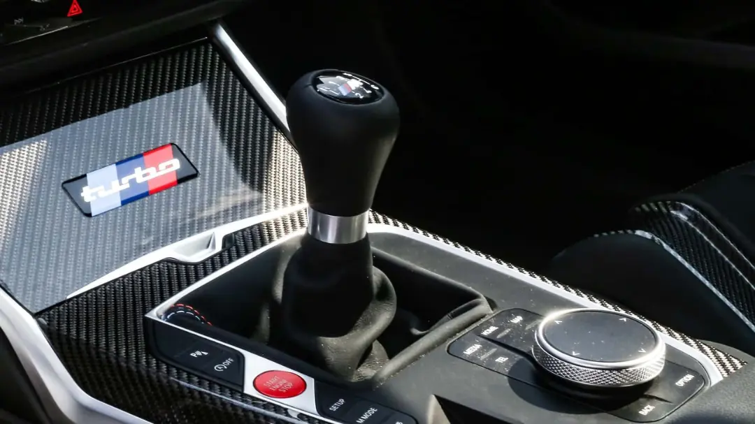 دسته دنده دستی (Manual) در کابین خودروی بی‌ام‌و M2 (BMW M2)