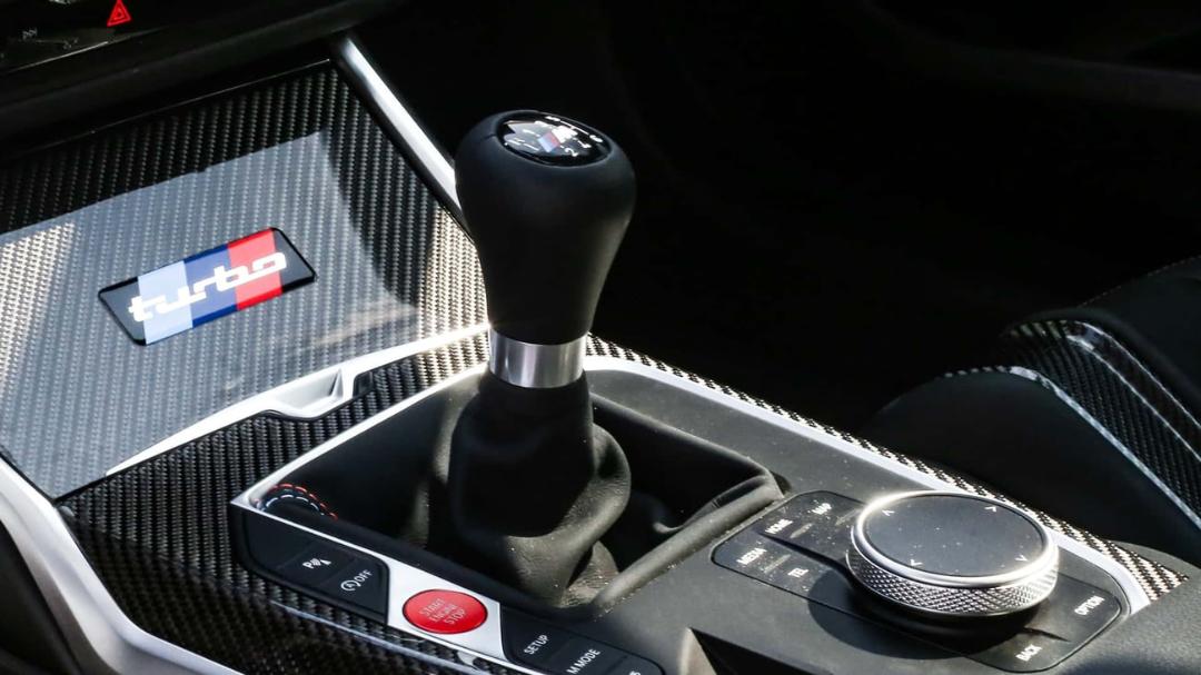 دسته دنده دستی (Manual) در کابین خودروی بی‌ام‌و M2 (BMW M2)