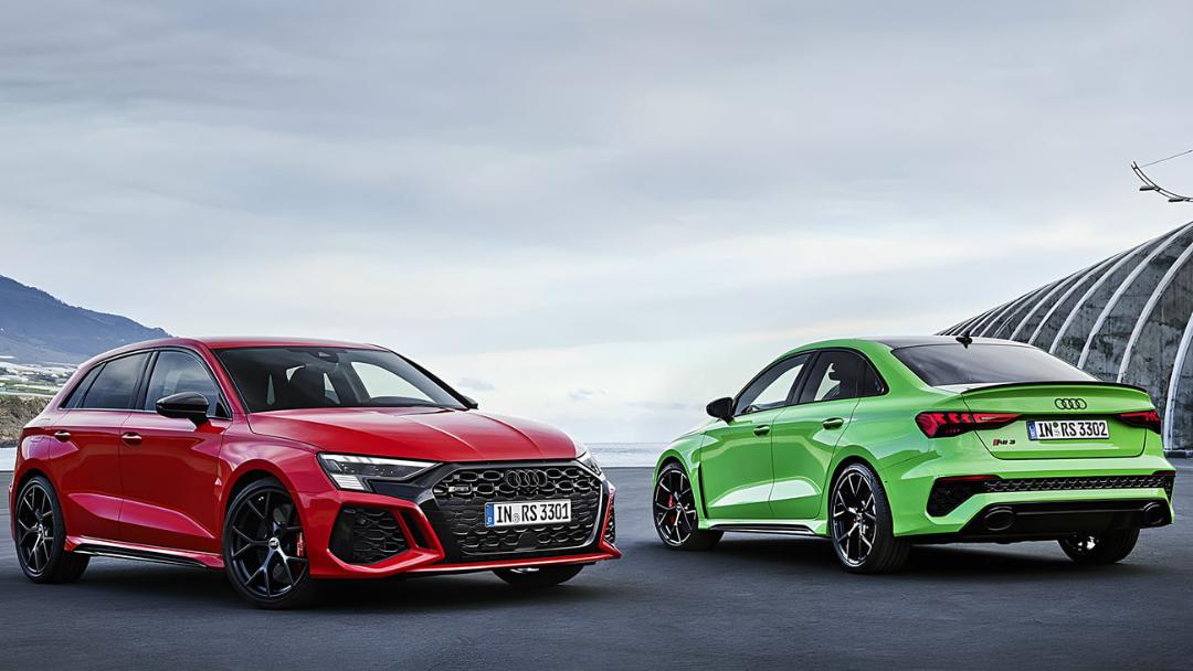 آئودی RS3 (Audi RS3) قرمز و بی‌ام‌و M240i سبز در فضای باز