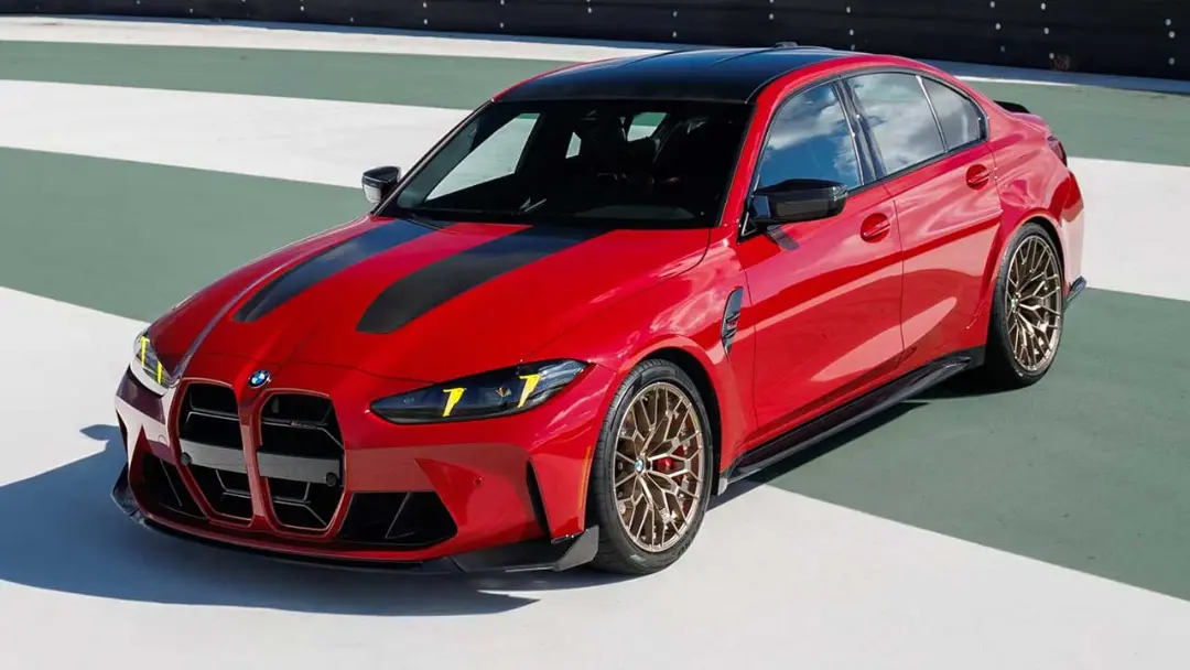 خودروی بی ام و (BMW) مدل M3 CS با رنگ قرمز و خطوط مشکی روی کاپوت