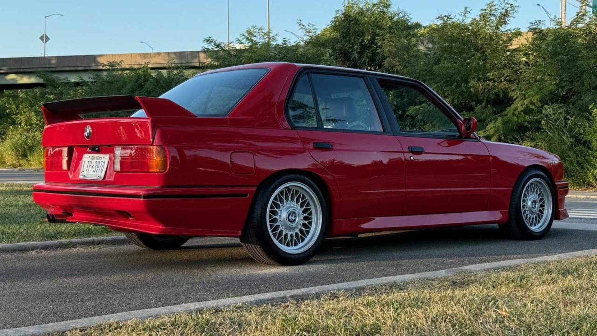 بی‌ام‌و M3 نسل E30 سدان