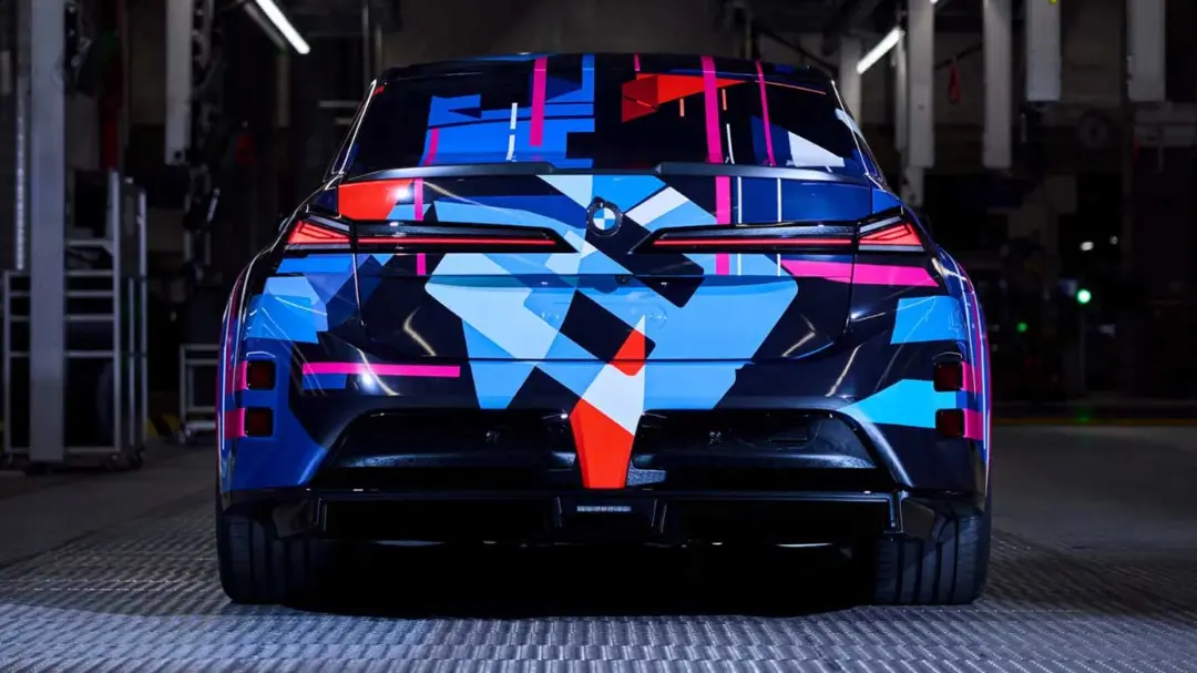 نمای عقب خودروی پیش‌نمایش بی‌ام‌و M3 (BMW M3) با طرح گرافیکی رنگی
