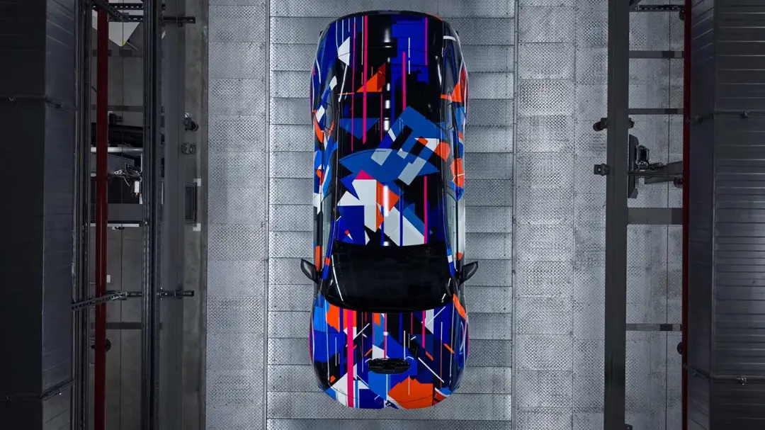 خودروی بی‌ام‌و M3 (BMW M3) با طرح گرافیکی رنگی در محیط کارگاه