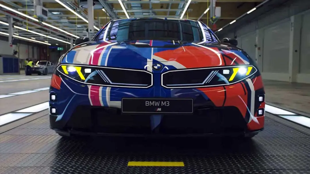 خودروی بی‌ام‌و M3 (BMW M3) با طرح گرافیکی رنگین در خط تولید