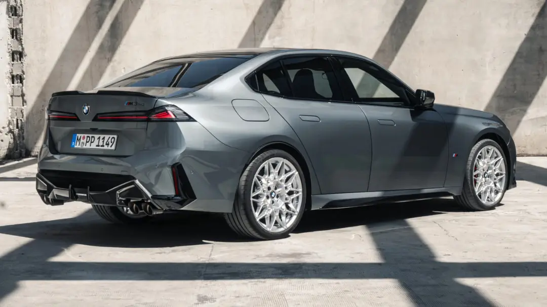 بخش‌های فیبرکربن در بدنه و دیفیوزر خودروی بی‌ام‌و (BMW) سری ۳