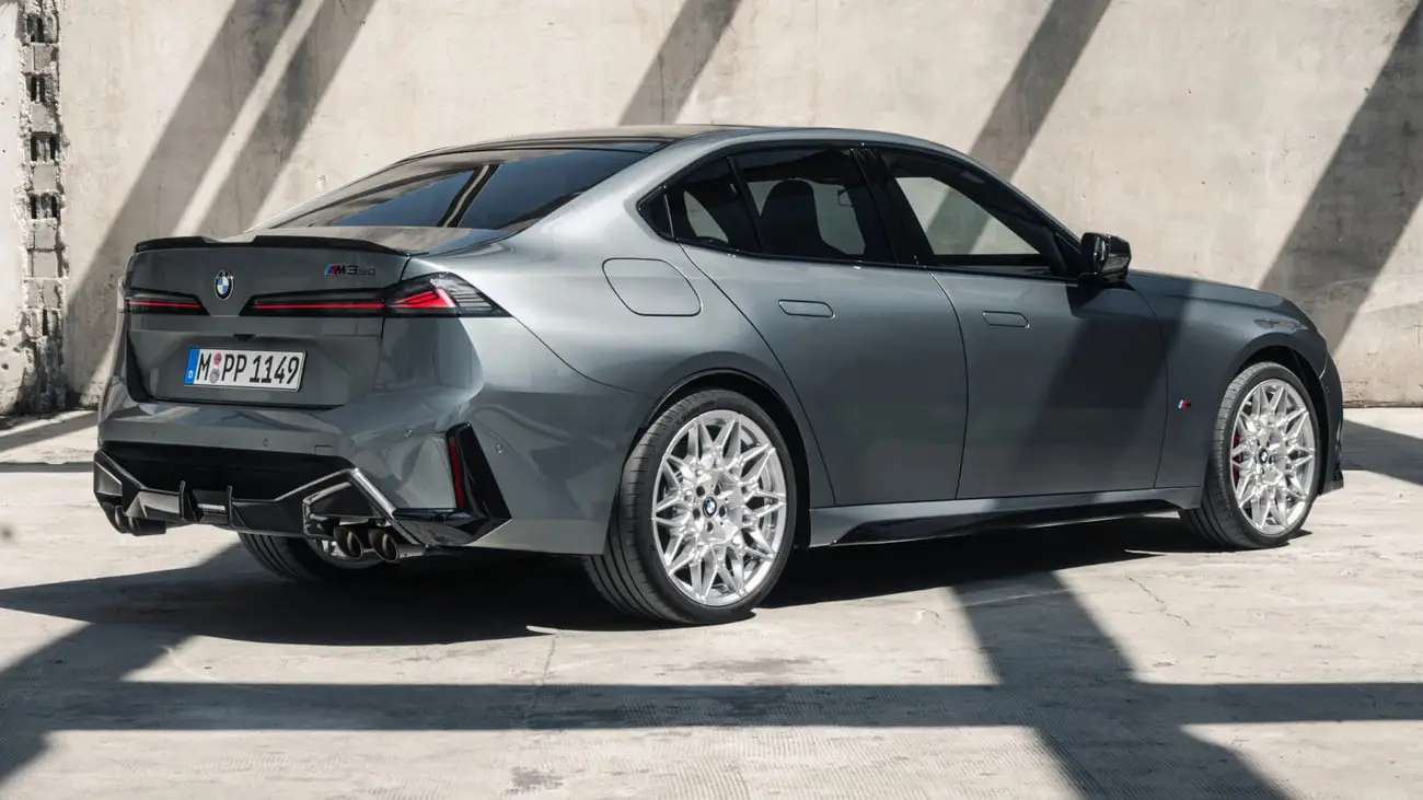 بخش‌های فیبرکربن در بدنه و دیفیوزر خودروی بی‌ام‌و (BMW) سری ۳