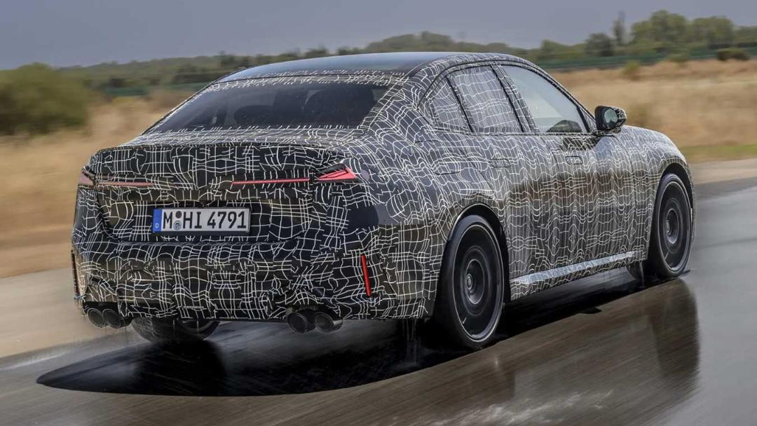 خودروی پروتوتایپ بی‌ام‌و (BMW) سری ۳ با پوشش کدر با طرح خطوط سفید