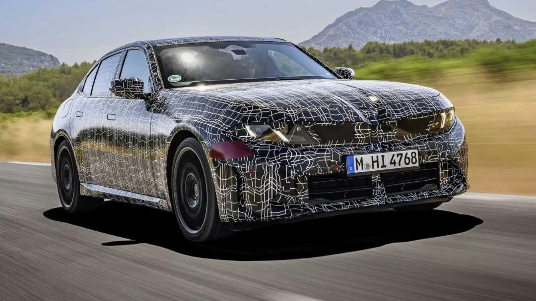 خودروی آزمایشی بی‌ام‌و (BMW) سری ۳ با پوشش کدر در حال حرکت