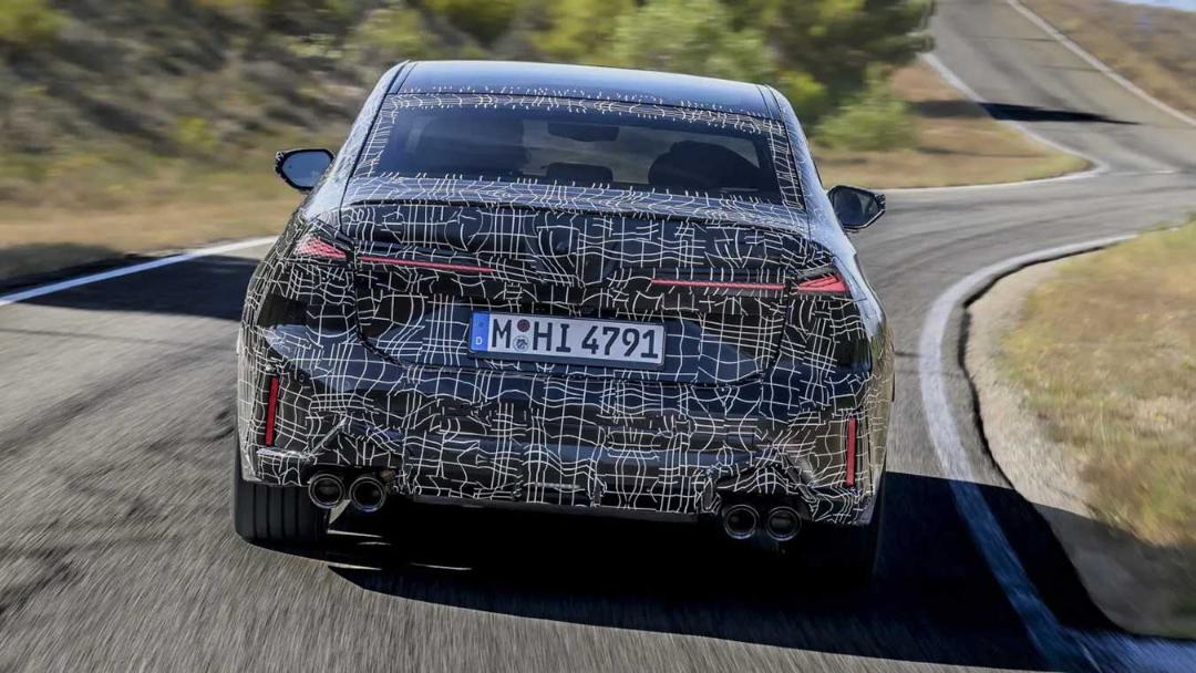 خودروی پروتوتایپ بی‌ام‌و (BMW) M350 با پوشش کدر با طرح خطوط سفید