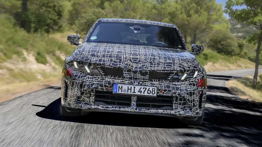 خودروی آزمایشی بی‌ام‌و (BMW) سری ۳ با پوشش سیاه و سفید در حال حرکت
