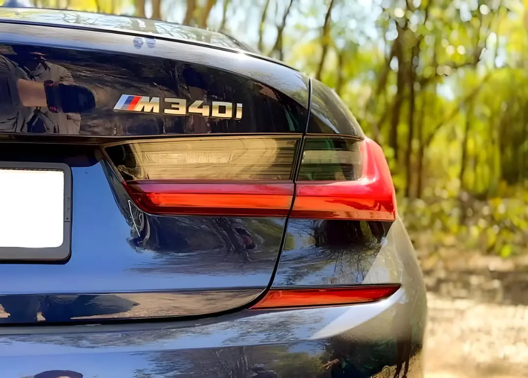 نمای نزدیک از نشان M340d (M340d) روی بدنه خودروی بی ام و