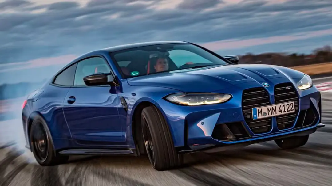 خودروی آبی رنگ بی ام دبلیو M4 Competition (BMW M4 Competition) در حال دریفت کشیدن