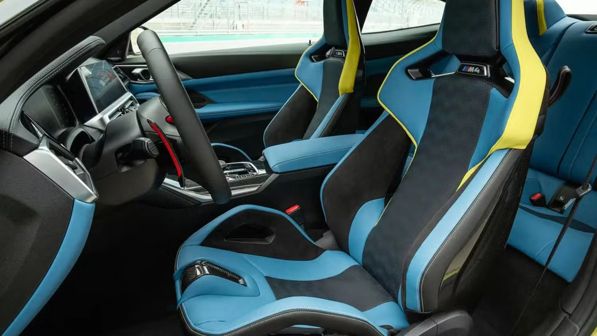 صندلی‌های اسپرت و داشبورد خودروی بی‌ام‌و ام۴ (BMW M4 Competition) با ترکیب رنگ آبی و زرد