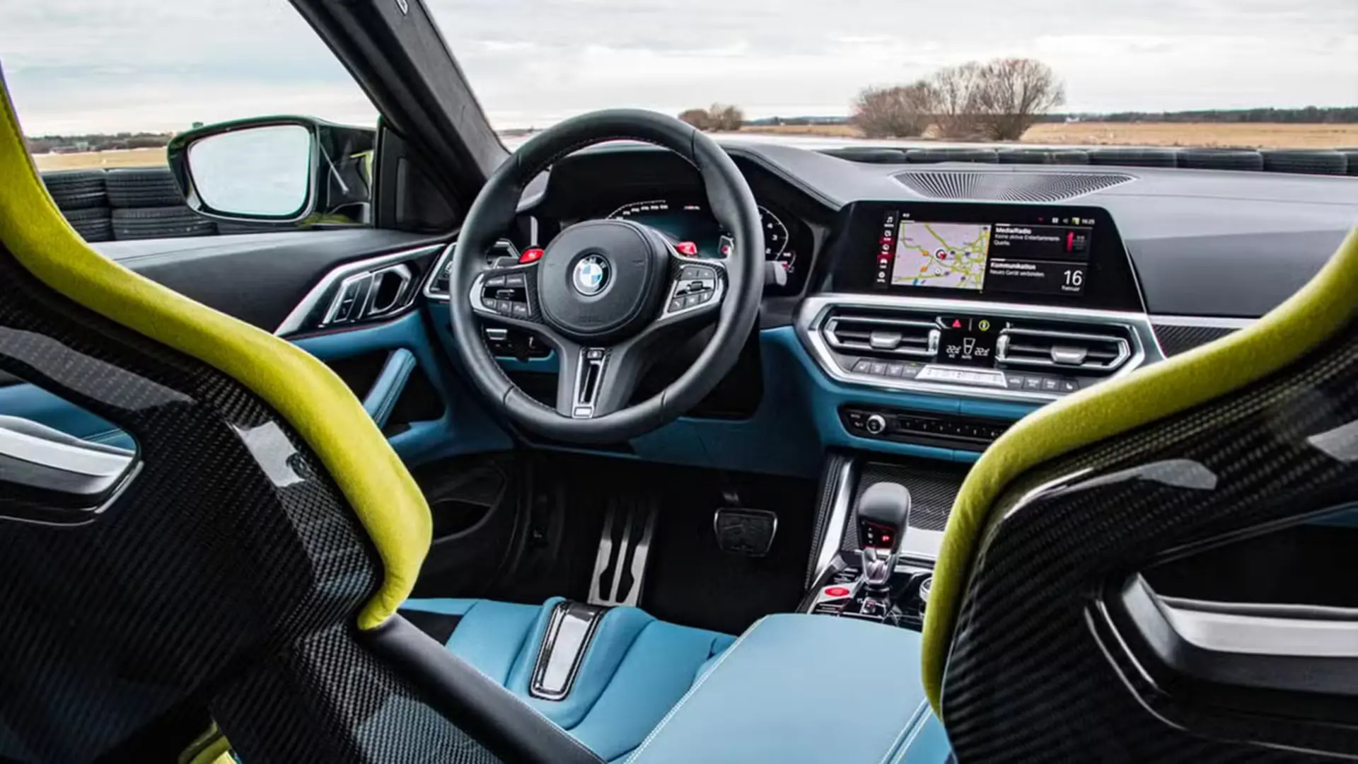 کابین خودروی بی‌ام‌و ام۴ (BMW M4 Competition) با صندلی‌های اسپرت زرد و فیبر کربن