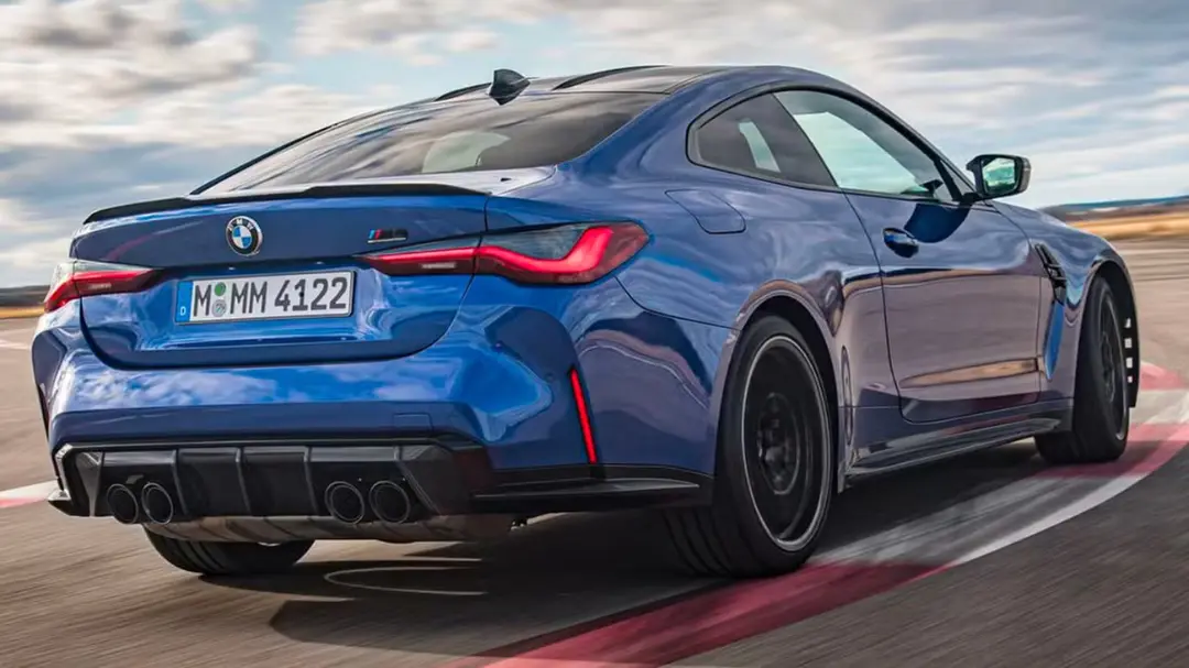 خودروی بی ام دبلیو M4 Competition (BMW M4 Competition) در حال حرکت در پیست مسابقه