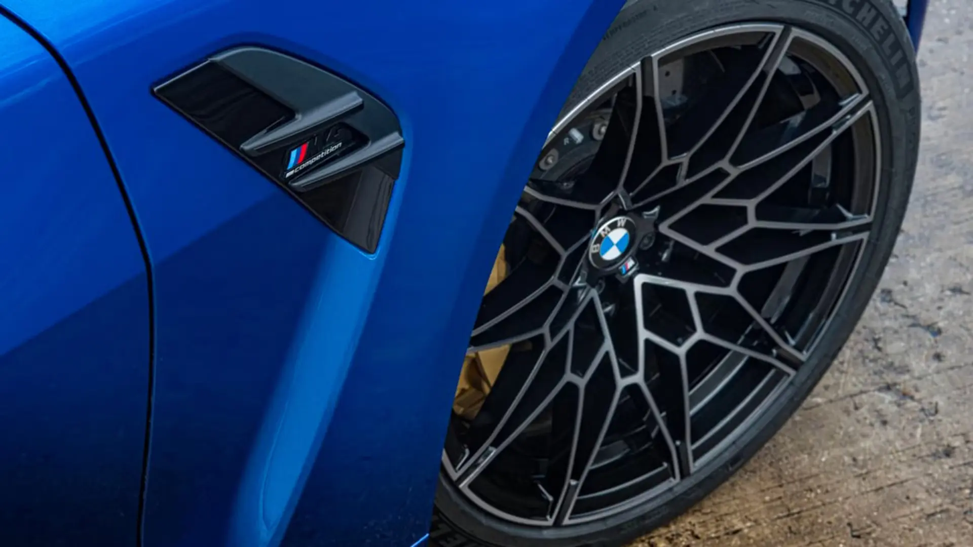 چرخ و رینگ مشکی خودروی BMW M4 Competition (BMW M4 Competition) با بدنه آبی