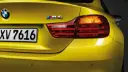 چراغ عقب و نشان بی‌ام‌و (BMW) M4 روی بدنه زرد رنگ خودرو
