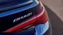 نشان مدل M440i (M440i) روی بدنه آبی رنگ خودروی بی ام و
