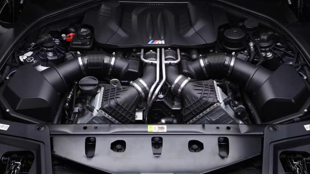 موتور قدرتمند خودروی BMW M5 (BMW M5) در محفظه موتور