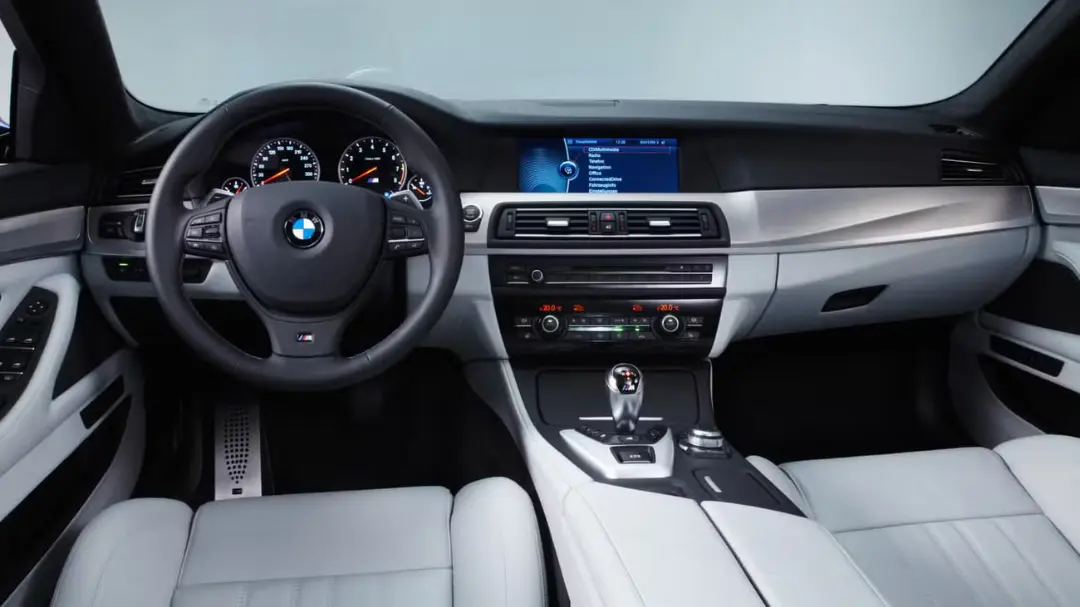 داشبورد و کابین داخلی خودروی بی‌ام‌و ام ۵ (BMW M5) با صندلی‌های چرمی سفید