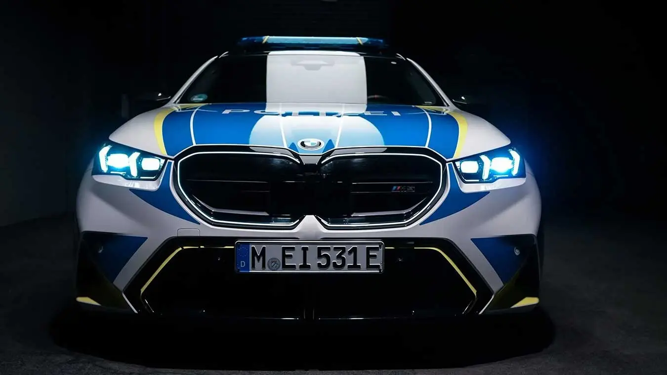 خودروی پلیس بی‌ام‌و M5 (BMW M5) با رنگ‌آمیزی و نشان پلیس آلمان