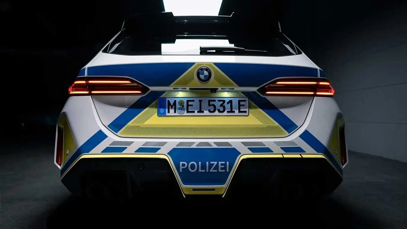 بخش عقب خودروی بی‌ام‌و M5 (BMW M5) با طرح رنگی پلیس آلمان
