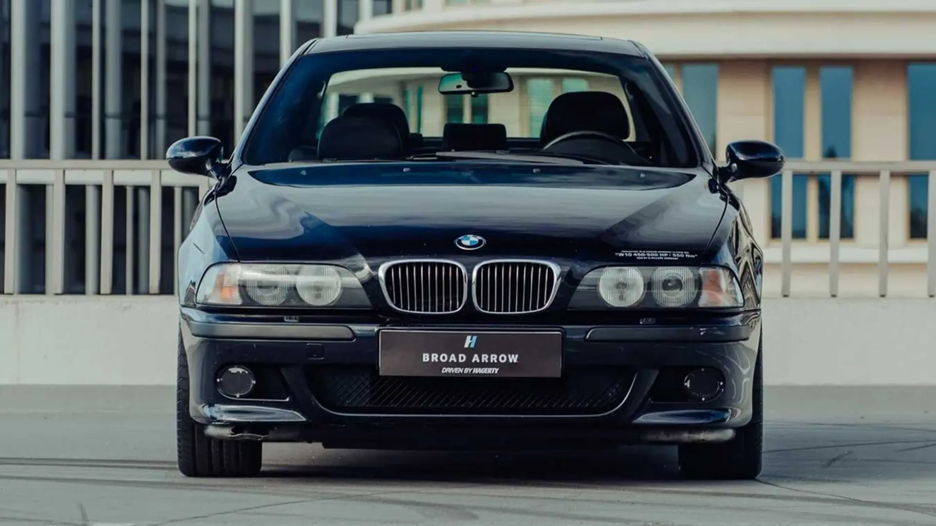 خودروی بی‌ام‌و M5 (BMW M5) با بدنه مشکی و جلوپنجره کلاسیک