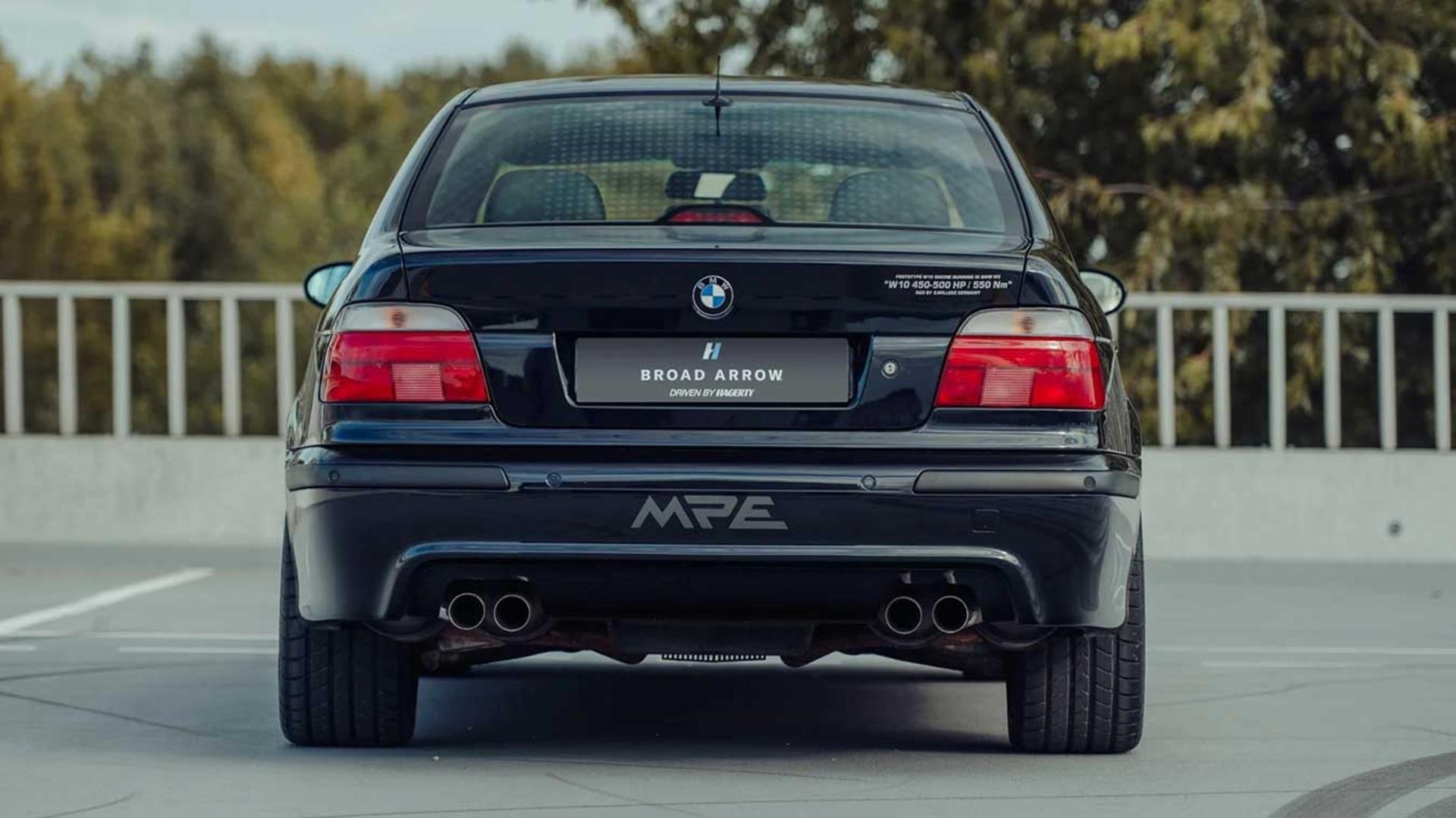 نمای عقب خودروی بی‌ام‌و (BMW) M5 با موتور ویژه W10