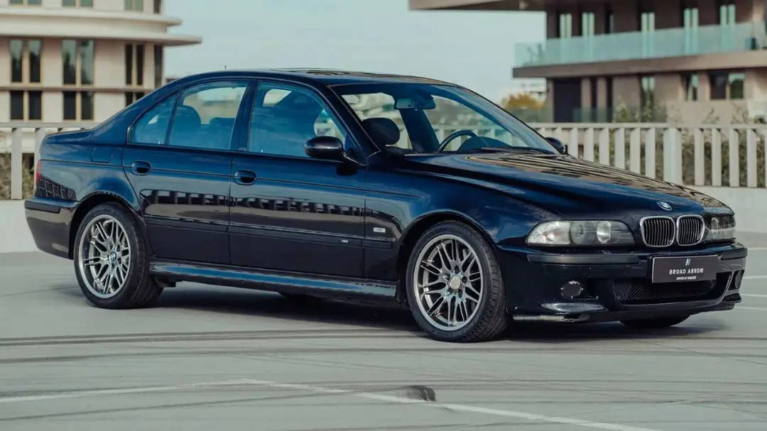 خودروی بی‌ام‌و M5 (BMW M5) با موتور سفارشی W10 فولکس‌واگن در فضای باز