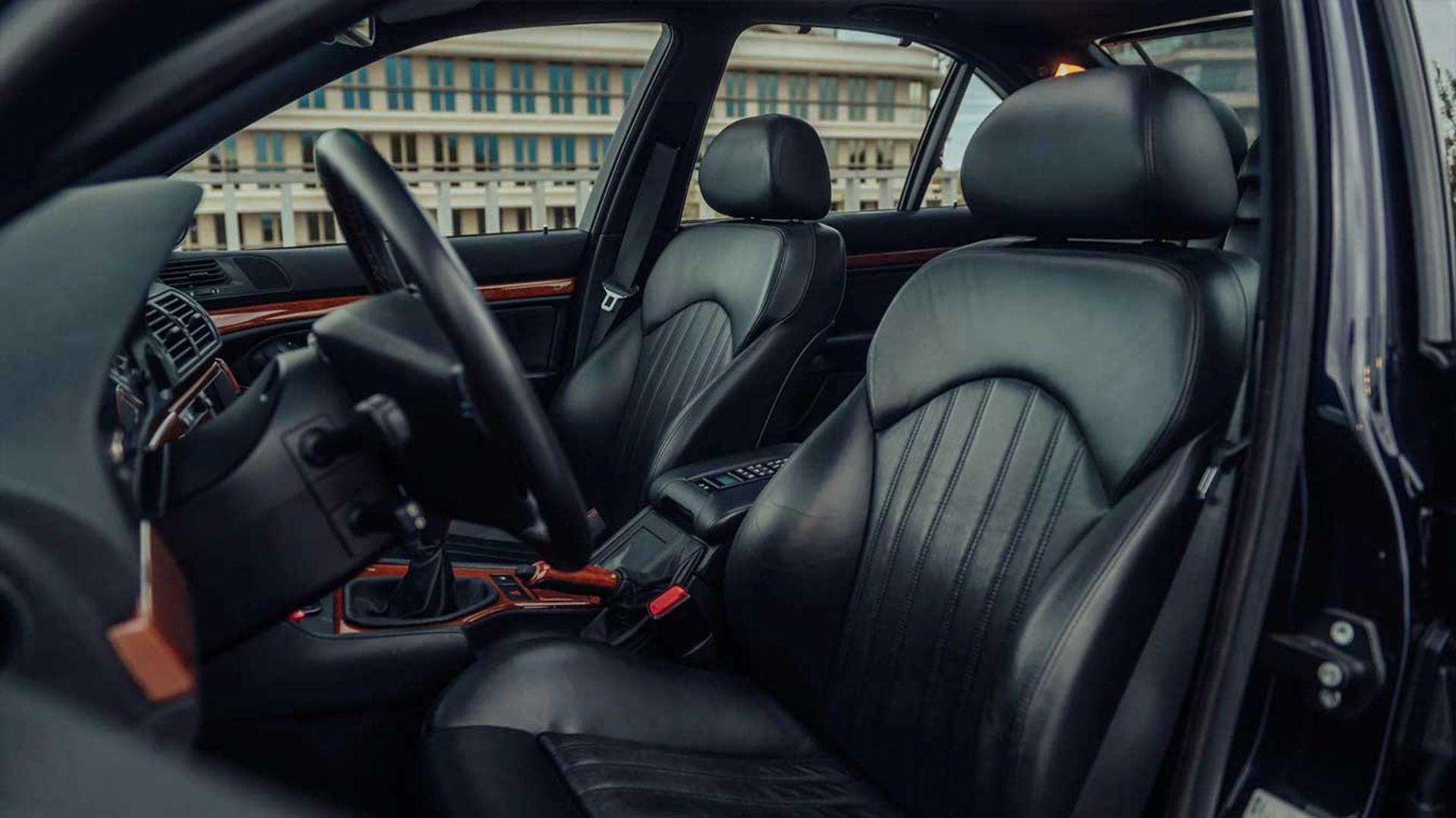 صندلی‌های چرمی مشکی کابین خودروی بی‌ام‌و (BMW) M5