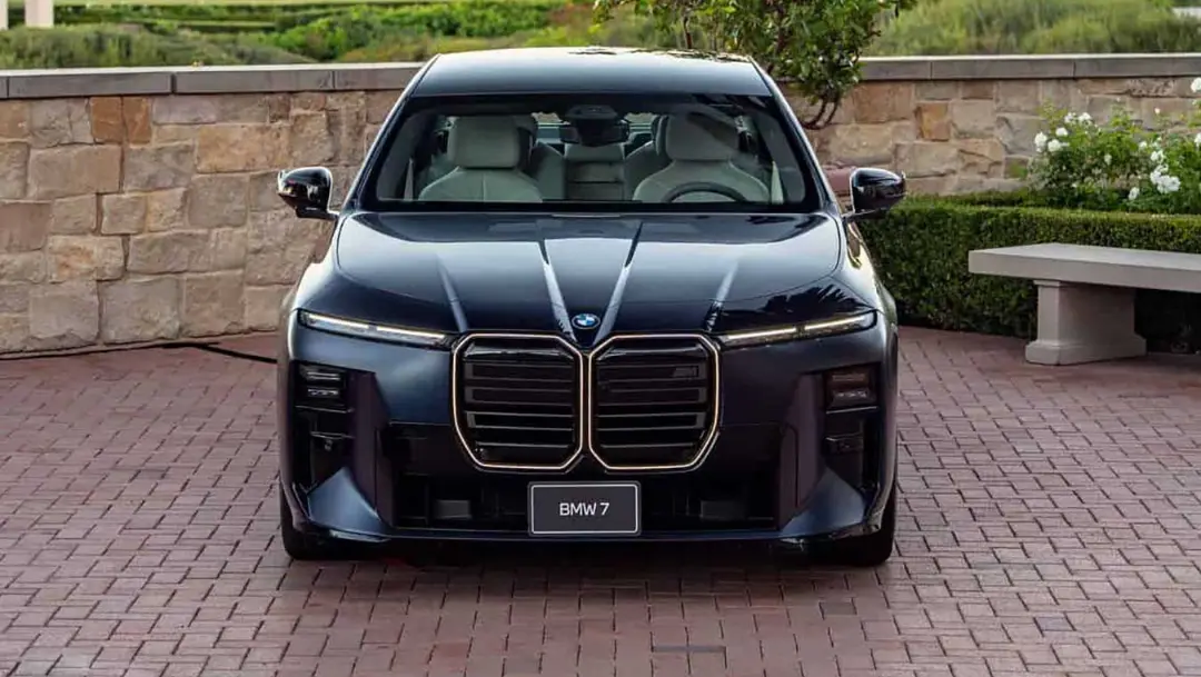 بی‌ام‌و M760 نمای جلو
