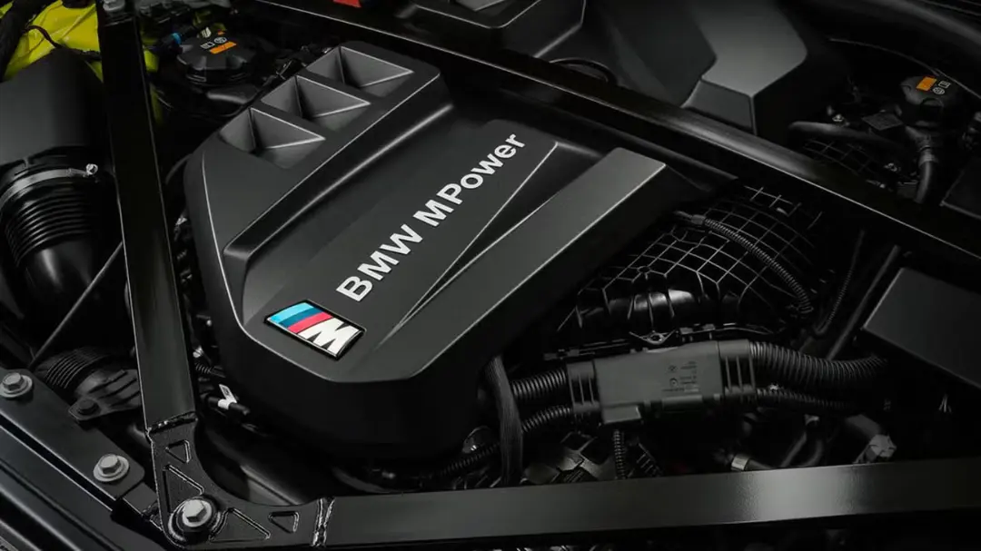 موتور خودروی BMW (BMW) با نشان اختصاصی MPower در فضای کاپوت