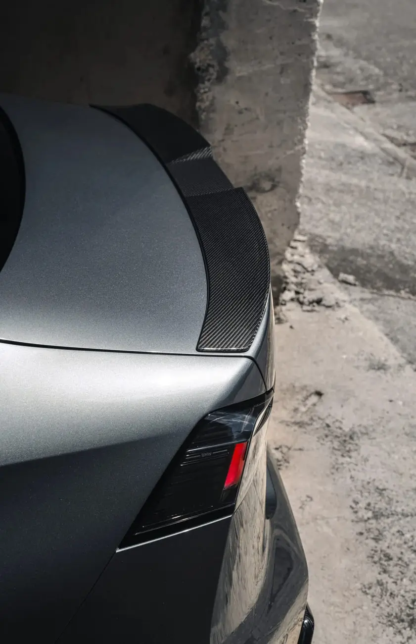 قطعه فیبرکربن (Carbon Fiber) روی بدنه خودروی بی‌ام‌و (BMW) سری ۳