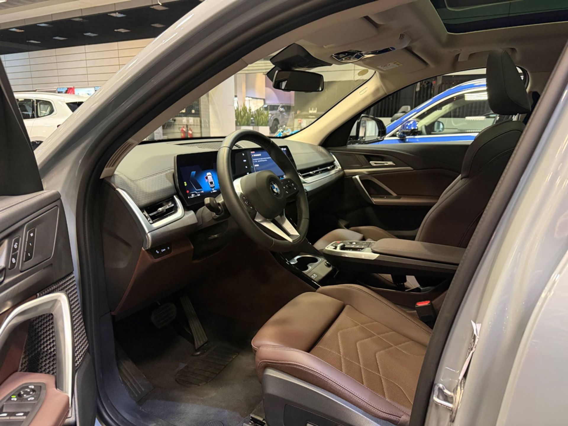 داخل کابین بی ام و X2 225i وارداتی پرشیا خودرو